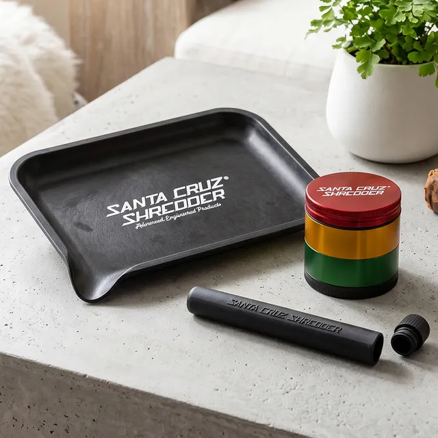 santa-cruz-shredder-medium-4-parties-grinder-aluminium-noir image 1